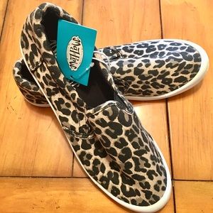 NWT Women’s Kasandra Leopard Canvas Sneakers Size8